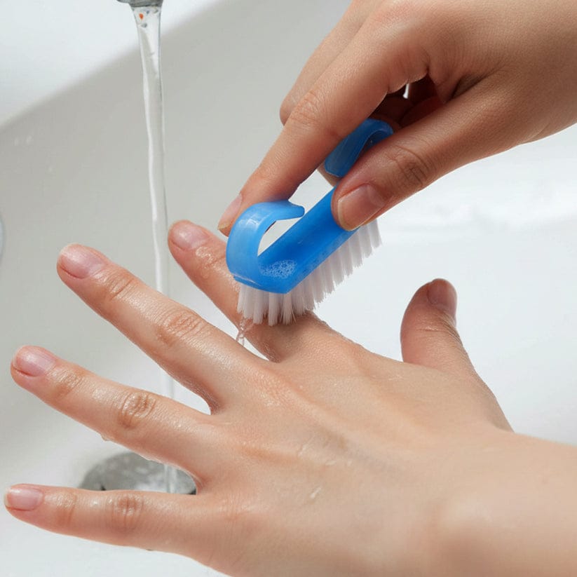 MANICURE PEDICURE NAIL CARE KIT .