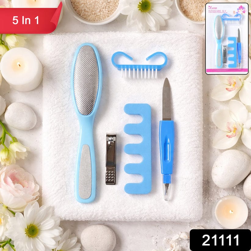 MANICURE PEDICURE NAIL CARE KIT .